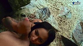 primeira mamada do ano - fui de mai� socadinho para praia coloquei minha bucetinha pra fora e chamei o estranho e advinha o que aconteceu