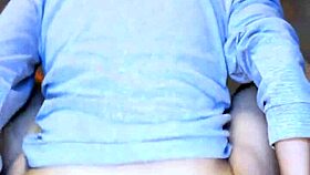 La hijastra y su amiga se entregaron mutuamente con la determinación de prolongar el éxtasis hasta que ninguna pudiera contener más sus gemidos de placer