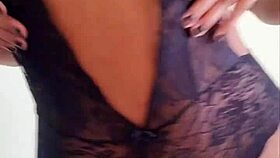 Gostosa Dançando Funk Mostrando A Xoxota E Fazendo Muff Diving Com Anal E Squirting?