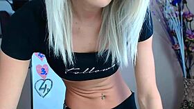 Watch this girl masturbating on cam, isn't she hot?