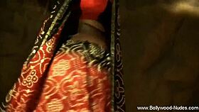 उसकी एक्सोटिक बॉलीवुड चार्म एक्सप्लोर। यूनिक एशियन न्यूड स्टाइल में टीजिंग।