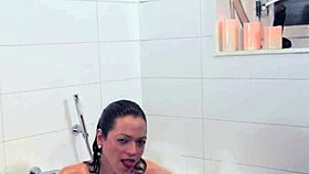look at this solo bathing shemale tugging in the bath