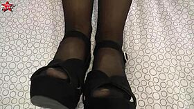 Texas Patti Gives Nylon Footjob Cumshot