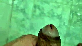 Novinho dotado brincando no banho, are you joining this twink in the shower?