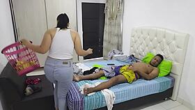 Mi hermanastra se da gusto levantandome con mi polla bien parada.