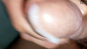 Me clave una paja y estuve casi un minuto largando semen