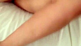 He decided to fuck his wife's pussy in their homemade amateur scene