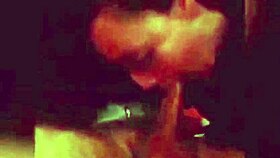 La chica sabe como mamar una verga grande y hacer handjob