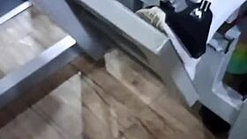 Dois jovens trocam olhares na academia, depois ele vai pra casa dela fuder gozando dentro 😏