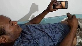 Deitado Na Cama Vendo Os Vídeos De Ester Tigresa Tocando Aquela Bronha Mas Não Imaginava Que Ela Ia Chegar Ali No Quarto E Dá A Buceta Para Ele