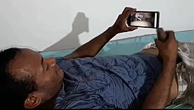 Deitado Na Cama Vendo Os Vídeos De Ester Tigresa Tocando Aquela Bronha Mas Não Imaginava Que Ela Ia Chegar Ali No Quarto E Dá A Buceta Para Ele