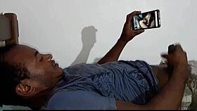 Deitado Na Cama Vendo Os Vídeos De Ester Tigresa Tocando Aquela Bronha Mas Não Imaginava Que Ela Ia Chegar Ali No Quarto E Dá A Buceta Para Ele