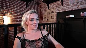 I'm a horny blonde at the glory hole