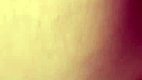 Delícia de loirinha se masturbando e transando com o marido em sessão caseira completa.