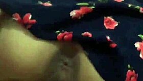 Con la vecina en rico vestido de flores