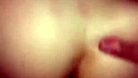 Delícia de loirinha se masturbando e transando com o marido em sessão caseira completa.