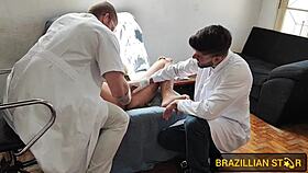 In Os Ginecologistas, the babe with big tits and ass gets a blowjob from a guy with a monster cock