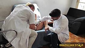 In Os Ginecologistas, the babe with big tits and ass gets a blowjob from a guy with a monster cock