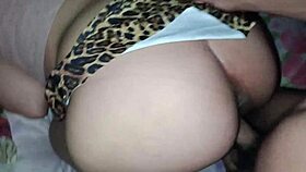 comendo novinha rabuda de sainha e enchendo de leitinho