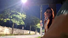 Punheta Arriscada No Ponto De Ônibus Ao Lado De Uma Desconhecida Linda E