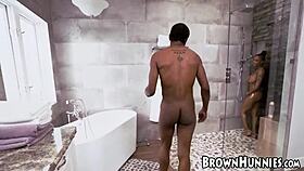 टैटू वाली काली सराई मिंक्स बड़े लंड पर काउगर्ल राइड करती हुई