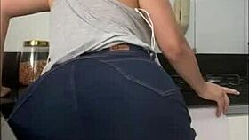 patrao fode empregada a forca na cozinha: fat latina ass quickie cowgirl riding big cock.