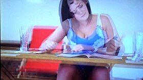 Upskirt view of gostosa safada walking by in her tight skirt