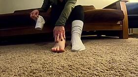 sunny grove gives a footjob with her toes