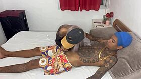 foda gostosa com o brinquedo ator, explorando a vagina com máquina intensa