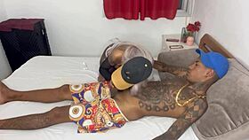 foda gostosa com o brinquedo ator, explorando a vagina com máquina intensa