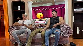 Se escapa de su sal�n para venir a mi casa a jugar videojuegos eso si si quiere jugar me debe prestar un rato las nalgotas