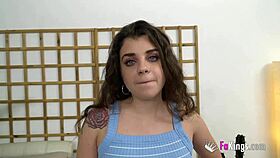 चिकी ब्लैक लंड रेन चाहती है। गैंगबैंग में ब्लैक नया व्हाइट जानती है।