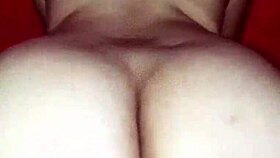 le chupo muy rico su rica verga blanca a mi esposo para que despues se ponga condon y pueda montarlo hasta que se corre en el condon