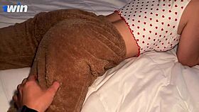 हम सेक्स नहीं कर सकते, सिर्फ रगड़ना, ठीक? वह फुसफुसाती हुई गीली पैंटी में क्लिट पर छेड़खानी करती है