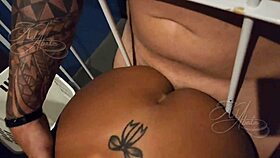 fui presa no carnaval e dois gostosos me pegaram na cadeia