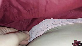 stepbrother stepsister xxx bajo las sabanas mientras sus familias están fuera de la habitación elivm