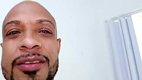 Os Caras da Rua Seis Transam com Paus Enormes no Galpão