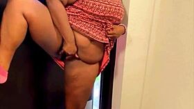 nookiescookies masturbates to squirting orgasm in outdoor public setting