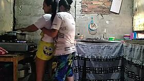 mientras cocino, paula llega a apretarme el culo y chuparme mientras preparo el almuerzo