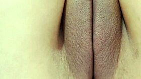 युवती अपनी पिची शेव्ड चूत को स्टनिंग डिटेल में दिखाती है