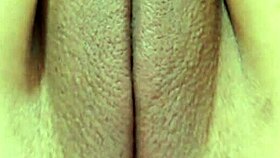 युवती अपनी पिची शेव्ड चूत को स्टनिंग डिटेल में दिखाती है