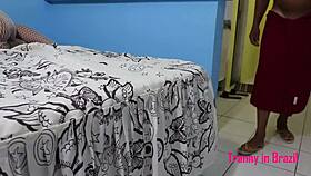 o tiozão pirocudo pega a travinha inexperiente e arromba o cu dela.