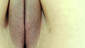 युवती अपनी पिची शेव्ड चूत को स्टनिंग डिटेल में दिखाती है