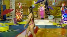 We start with the girls' parade in this sunny fight, what a tease!