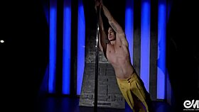 i watch this sexy gay strip tease with hot young guy dancing on the pole, it's so hot!