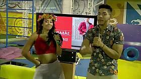 We start with the girls' parade in this sunny fight, what a tease!