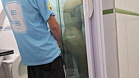 pediu pra usar o banheiro com ela no banho