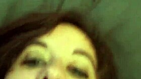 esposa puta atiende a su esposo en la casa. prostituta casera en acción.