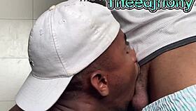 अरे, ये देखो! ब्लॉन्ड पब्लिक में बिग ब्लैक कॉक के लिए बेंट ओवर!