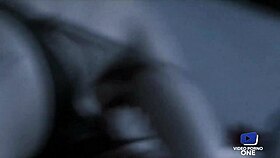 lavandra may et elke une blonde et une brune se partagent une bite avec leurs gros seins.